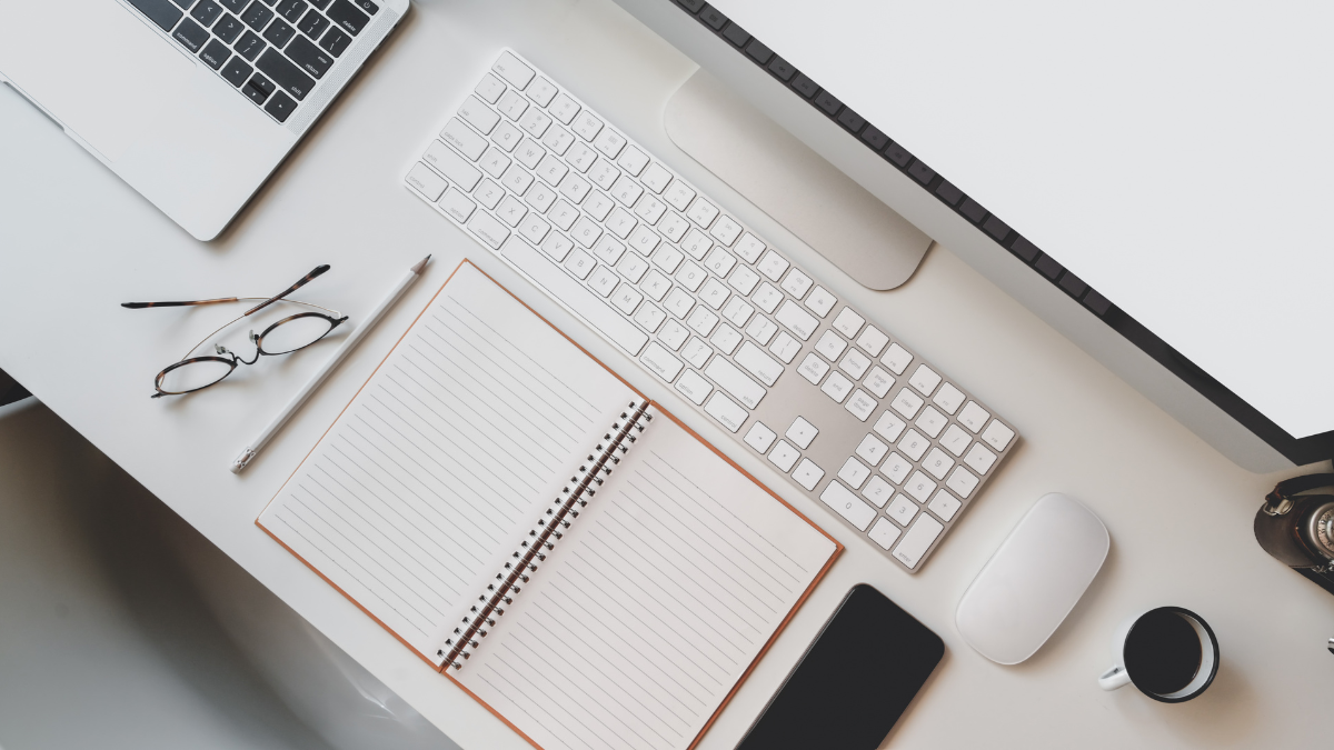 デスクワークにこそ腹巻きパンツ。座り時間が長い人に人気の理由