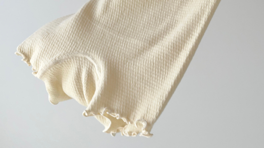 エクリュカラーの魅力と、心にそっと寄り添う存在感。