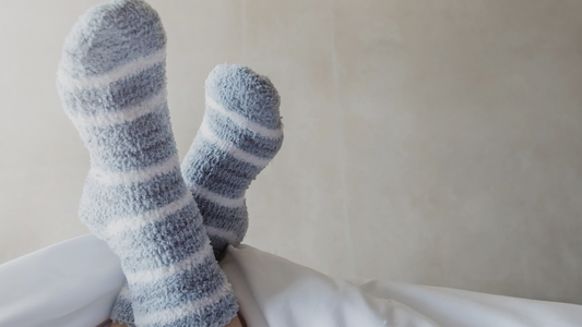 靴下を履いて寝るのはOK？NG？冷えと睡眠の正しい関係