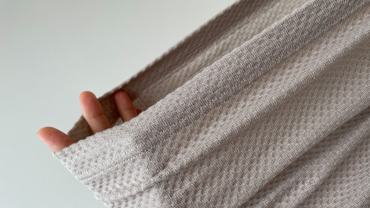 美容のプロたちが密かに取り入れている「腹巻」習慣。