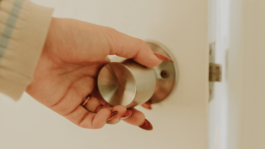 静電気が起こりやすい原因とは waffle haramaki online store