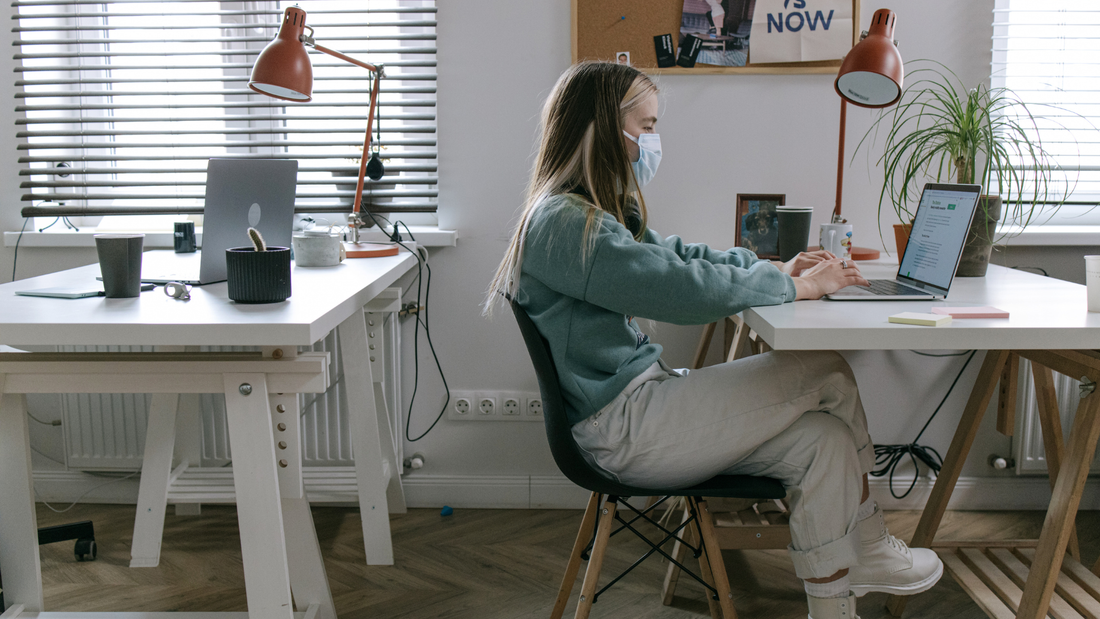 デスクワークでお腹が冷えるのはなぜ？｜座りっぱなしが招く冷えの正体