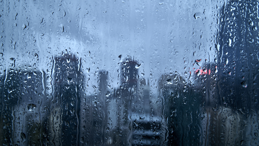 梅雨の冷え対策完全ガイド｜湿度と寒暖差から体を守る温活インナー選び
